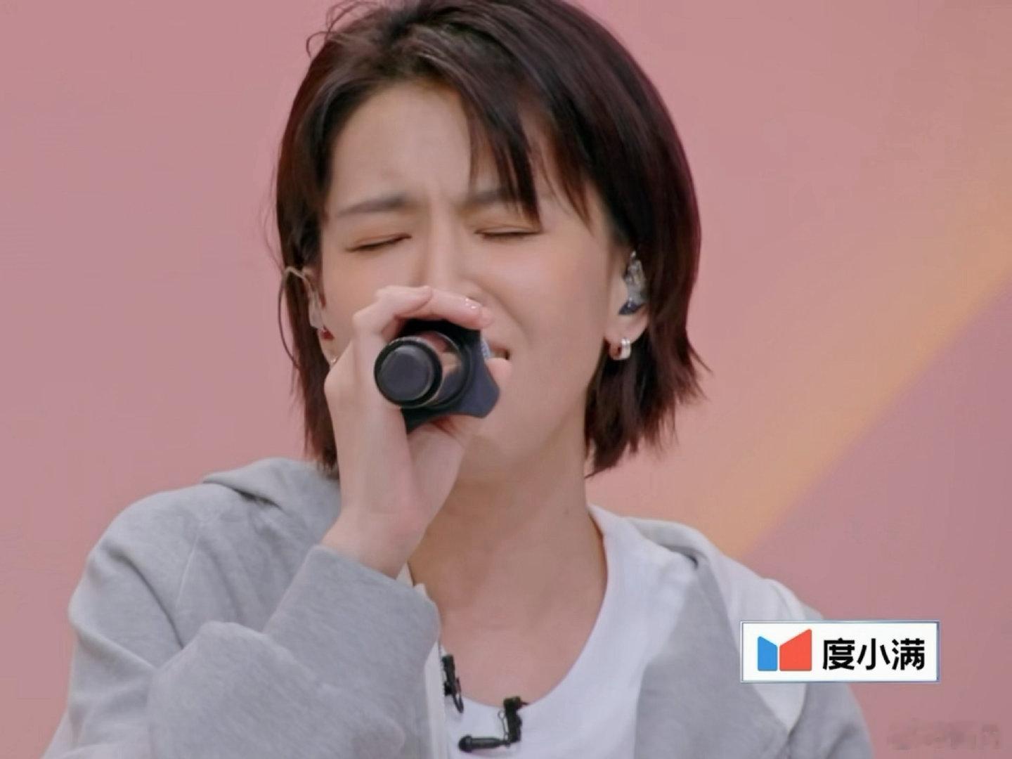 曾沛慈 垫完你的垫你的  曾沛慈与队友合唱《篇章》，用优美和声垫完濛主垫灿灿的，