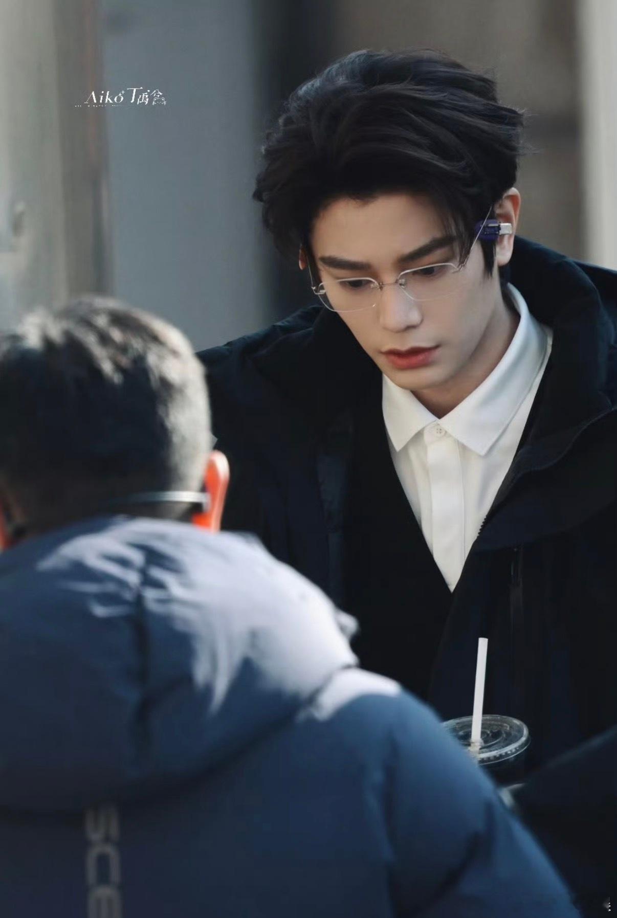 丁禹兮眼镜look丁禹兮春晚彩排眼镜look丁禹兮春晚彩排眼镜look，哇塞，