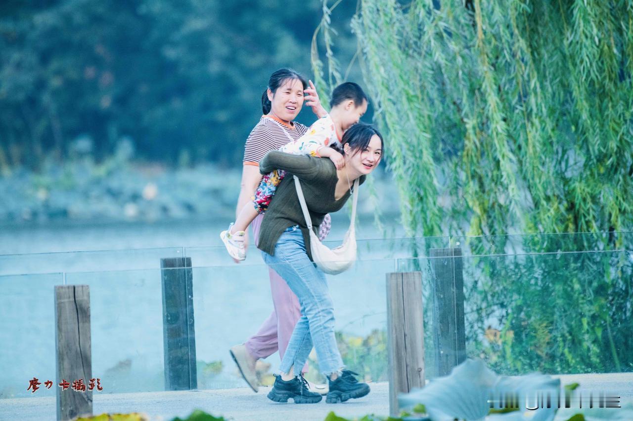 湖岸的风拂过柳丝，也吹开了三代人的笑。此刻的陪伴，就是最踏实的人间烟火。
原创作