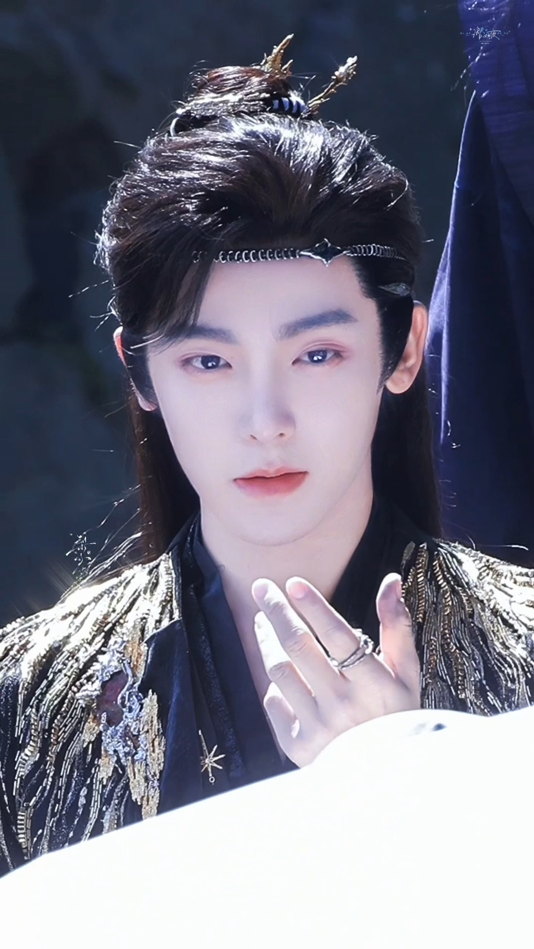 #侯明昊卢昱晓 她在闹他在笑#只知道侯明昊每天都帅出新高度，期待侯明昊纪伯宰[爱