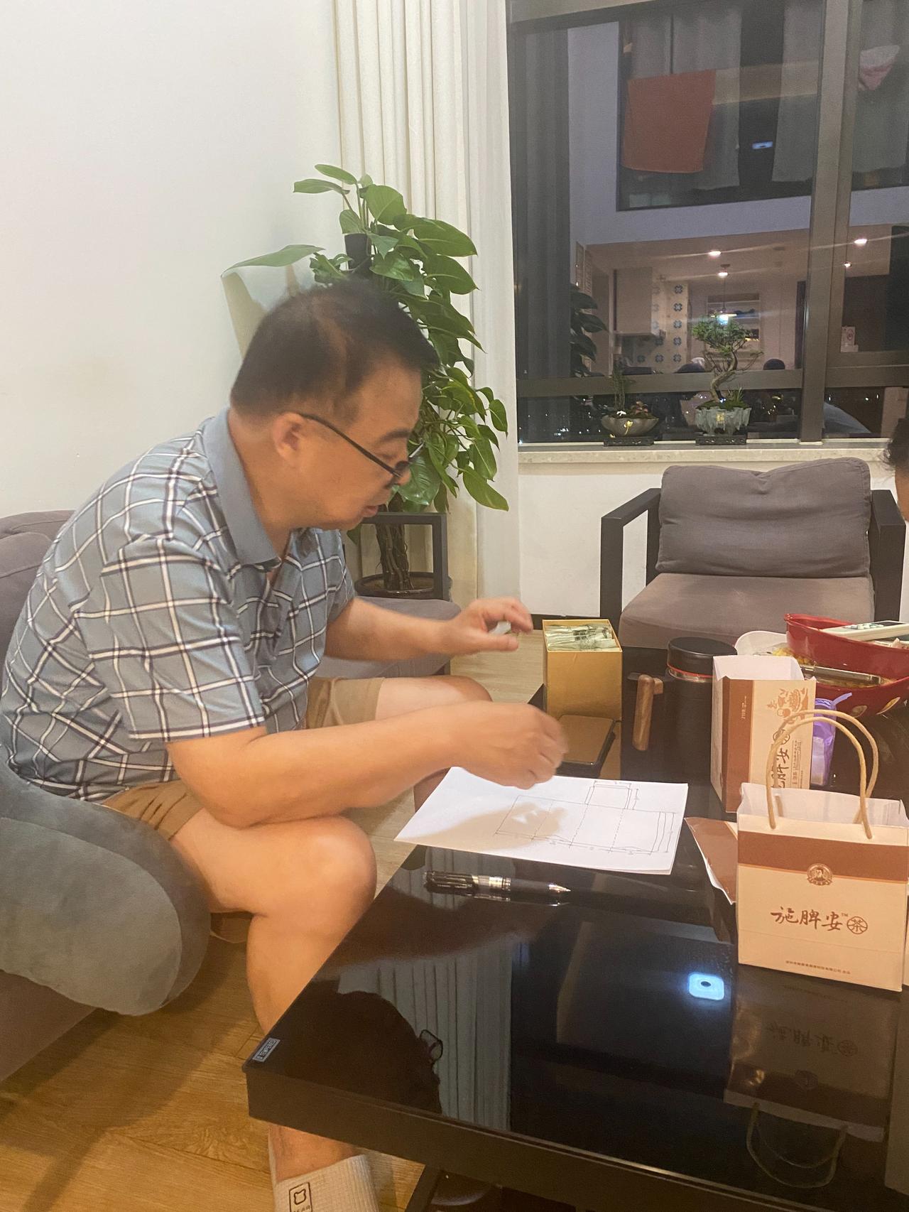 有人担心施脾安茶开卖后我就不看病了，但那是不可能的事情。我是因为病人太多看不过来
