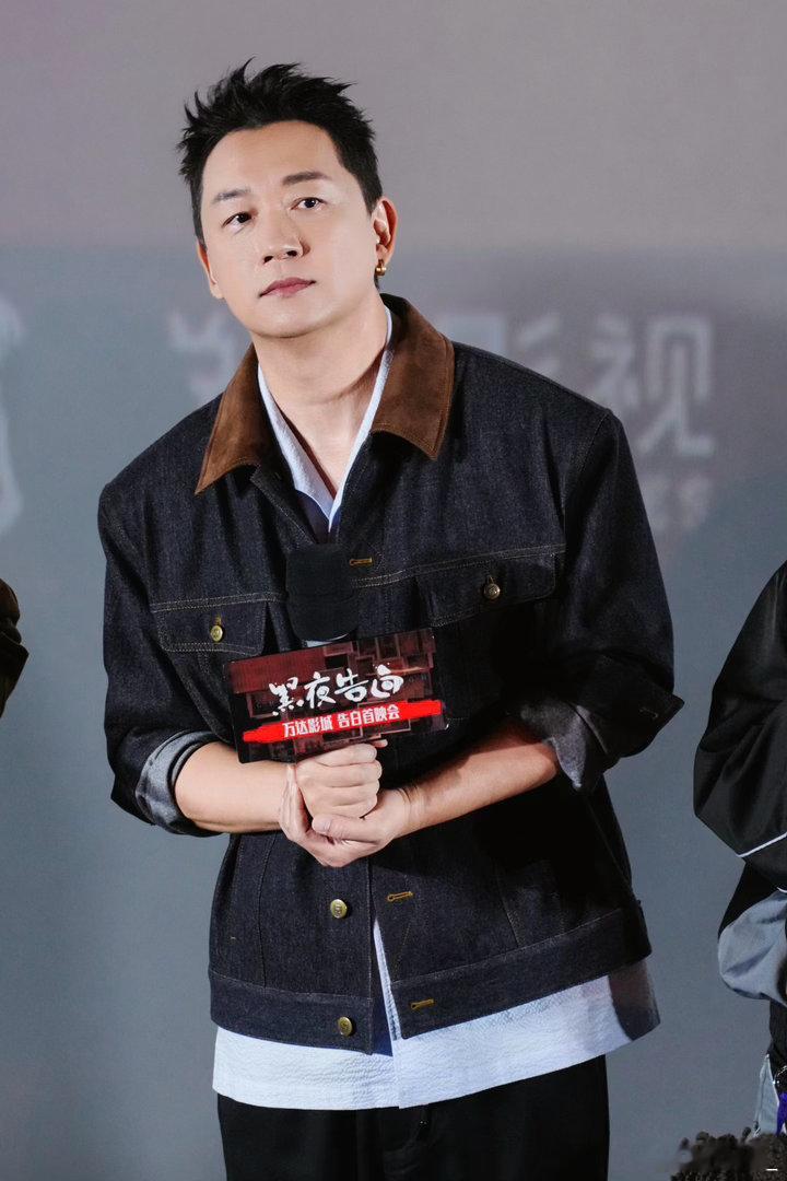 潘粤明说我就在旁边总监一下就行了潘粤明 深耕悬疑题材多年，自带独到专业见解。片场