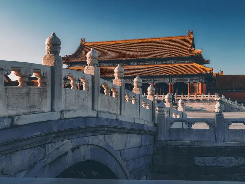 做人做事，不必过于在乎一时的荣辱得失，也不必为了迎合他人而失去自我。保持一颗平常
