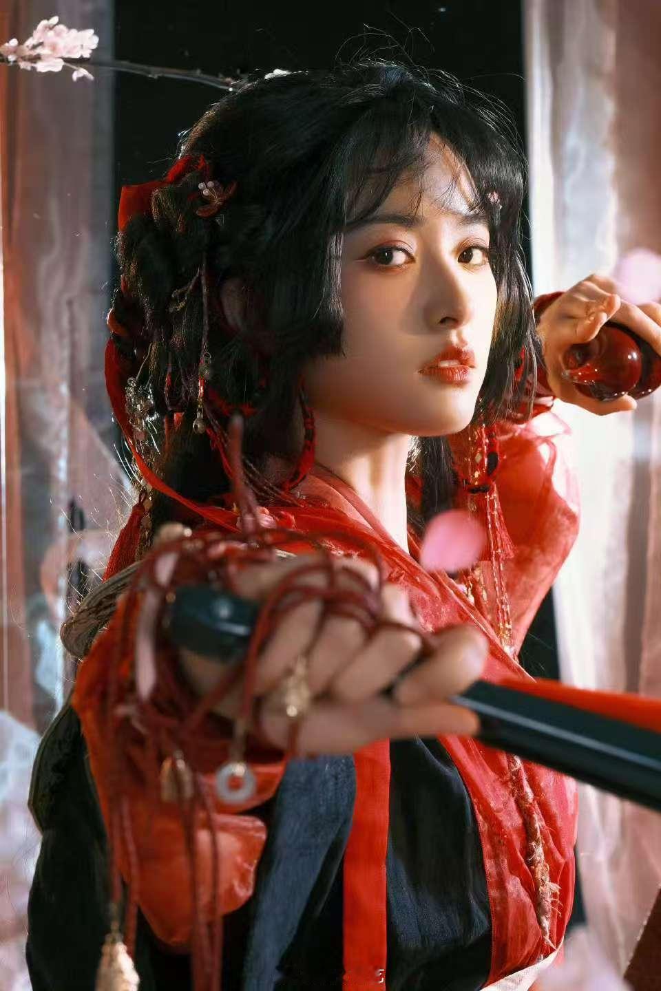 这居然是沈月没认出来这是沈月这居然是沈月？沈月一早发了自己的女侠写真，真的美我一