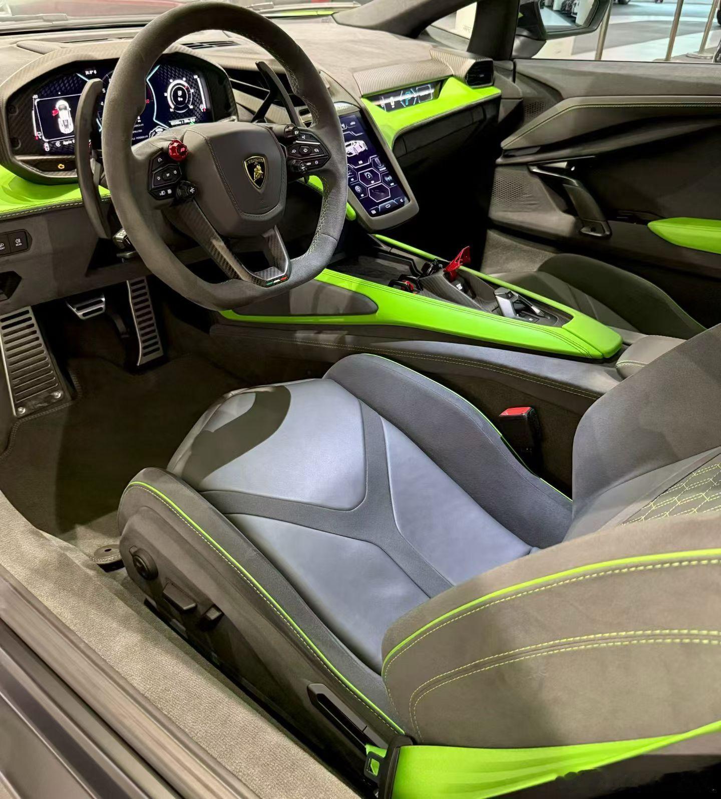 兰博基尼 Revuelto V12 ，陶瓷刹车 底盘升降 后轮转向 蜂窝Alca