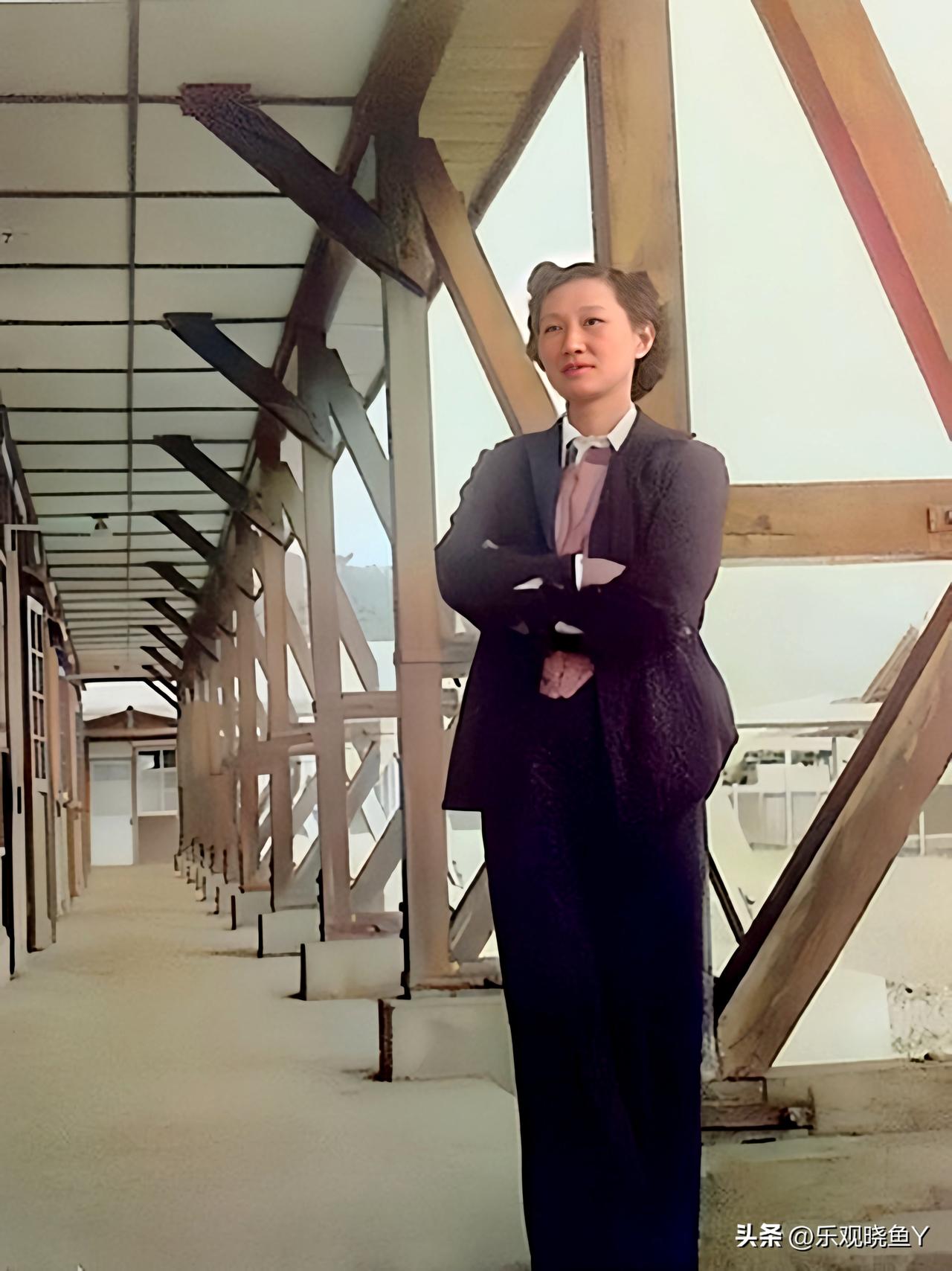 这是一张少帅张学良幽禁在台湾时期陪伴在他左右的赵四小姐在上世纪四十年代末期拍摄的