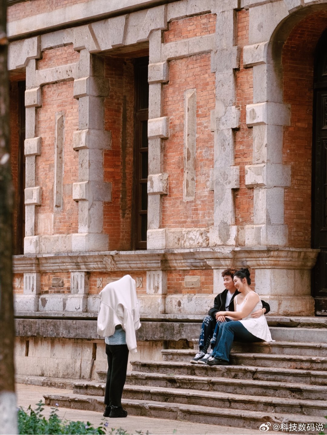下雨了还在拍开心笑的情侣敬业的摄影师云大很出片的 