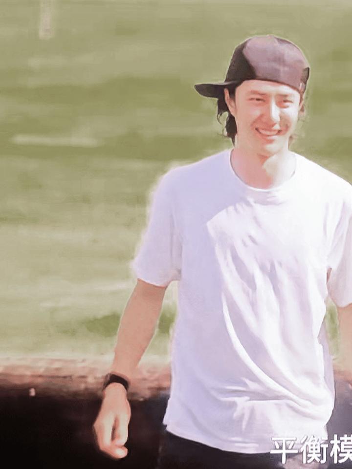 王一博反戴棒球帽，一秒梦回丹丹 王一博什么都会就是不会做饭