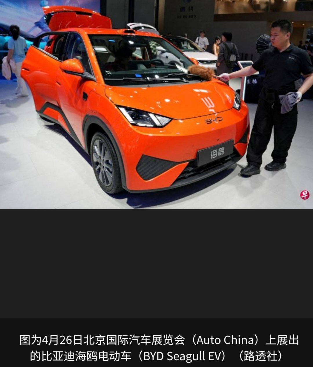 油价大涨了（东京讯）由于中东战争推高燃油价格，消费者转向使用成本较低的汽车，全球