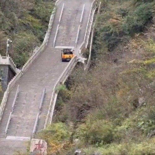 一辆黄色奇瑞风云X3L在张家界天门山“天梯”上失控下滑，撞断护栏的视频这两天刷爆