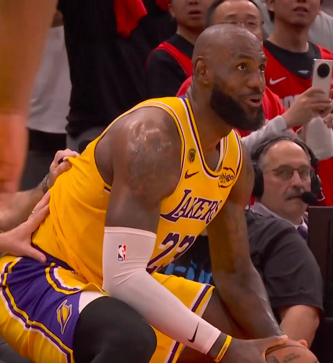 评论【詹姆斯GOAT】，抽5个b喝奶茶。湖人vs火箭