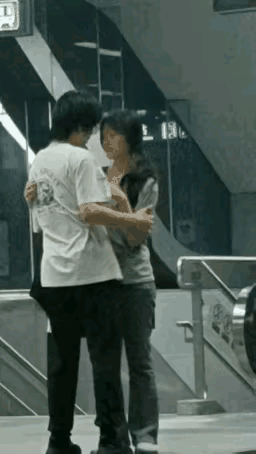 “离别的车站”（只要上过大学的人，几乎都有共鸣，除非你大学四年一直单身）！
记得