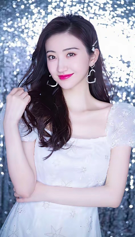 抛开别的不说，孙宇晨赚钱有眼光，找女朋友也很有眼光。 ​​​
