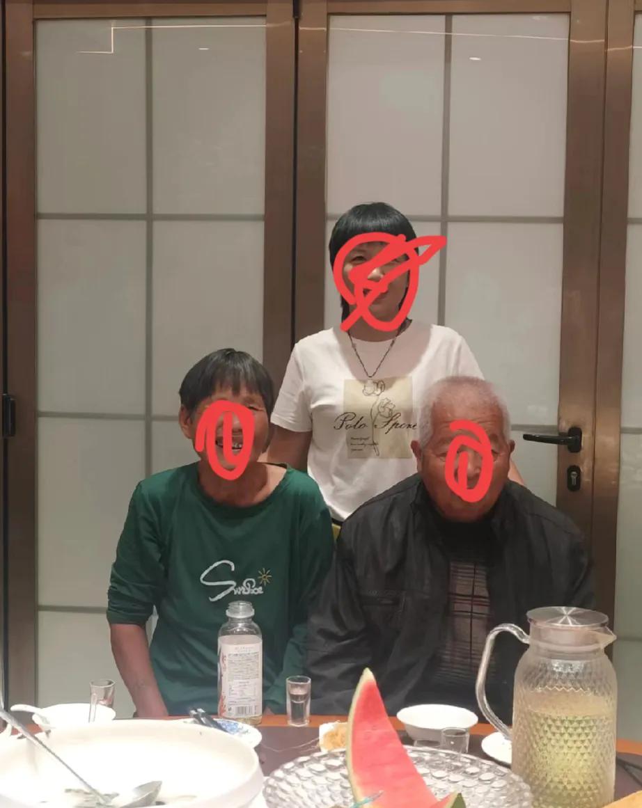 我妈和四妹在王朝酒店见面了，四十二年不见的母女没有抱头痛哭的场面，我和小妹设想了