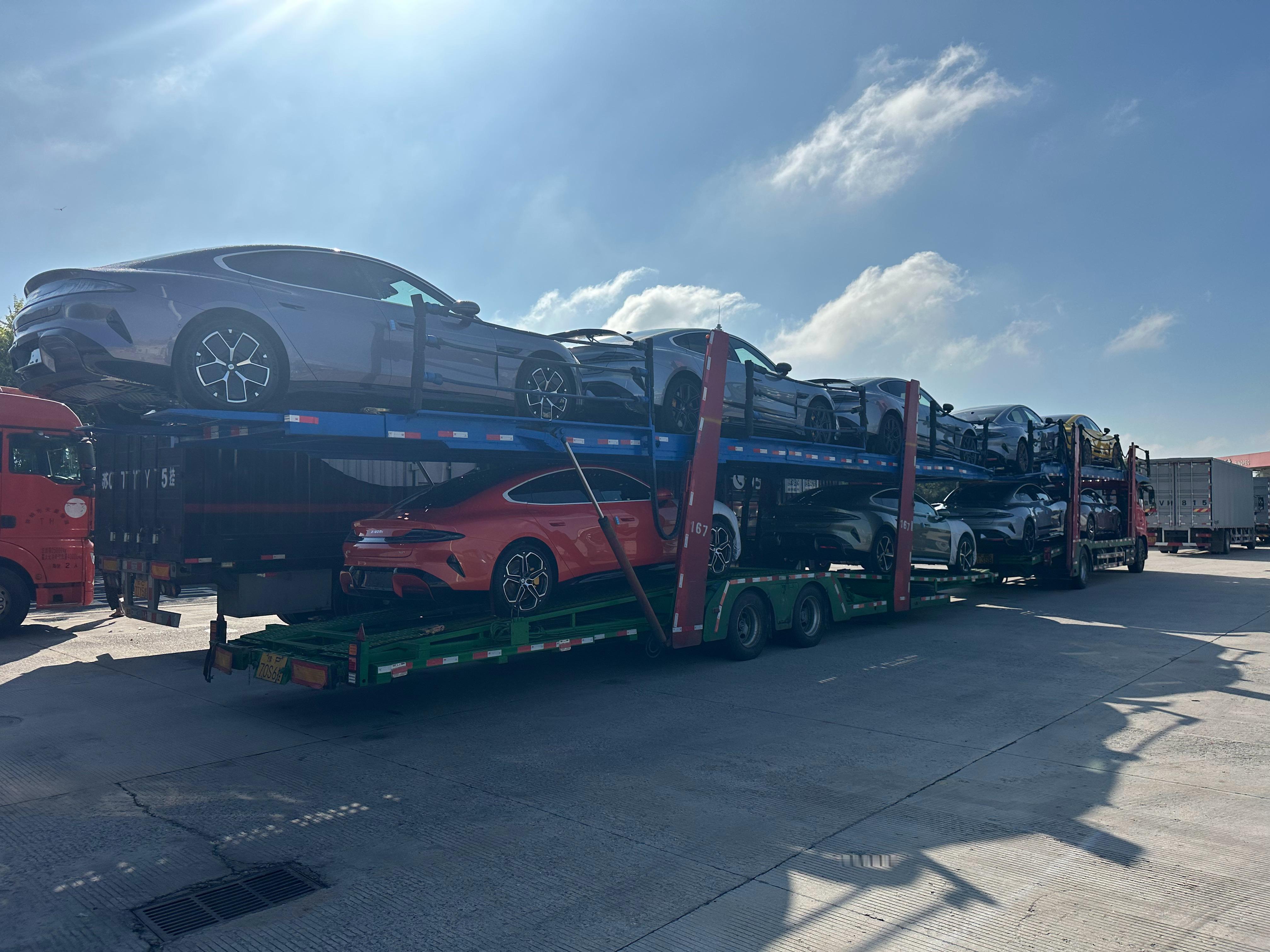 遇到小米SU7的板车，好多台Ultra，4银一黄，我也更喜欢银色[doge]。小