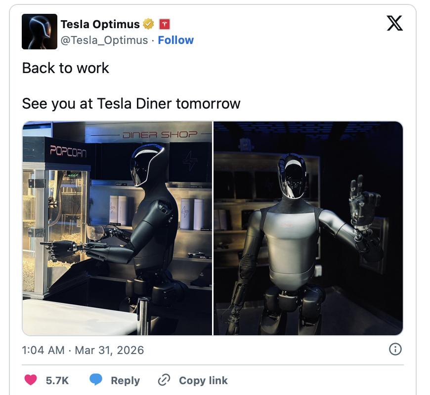 特斯拉机器人重返餐厅，负责送餐
去年7月特斯拉在好莱坞的餐厅开业时，一大亮点就是