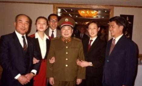 1990年，79岁的杨得志新婚，迎娶了石莉，结婚当晚，杨老将军握着石莉的手，动情
