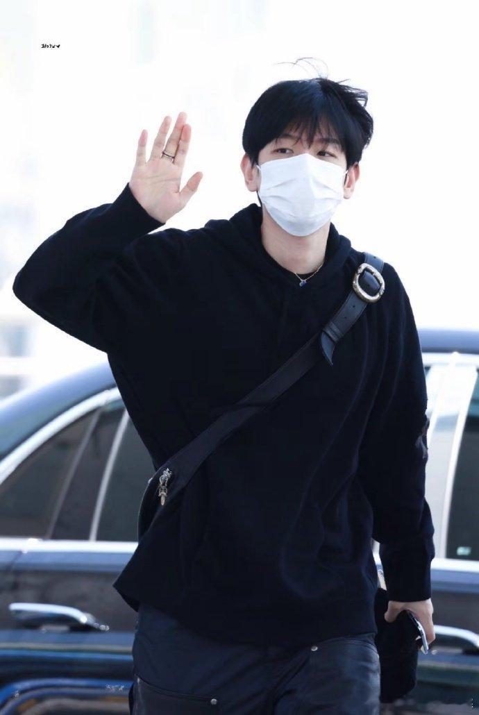 边伯贤出发澳门 边伯贤出发WIEA，超级清爽的黑发！边伯贤出发WIEA