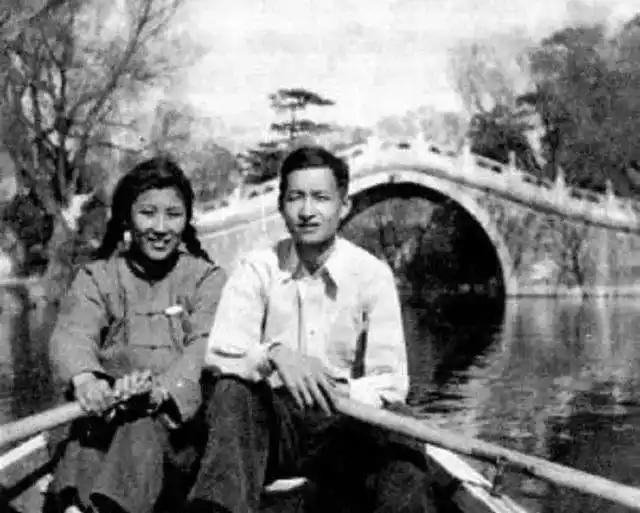 1969年，37岁梁从诫被下放江西劳动，妻子周如枚立刻提离婚，还给儿子改名换姓，