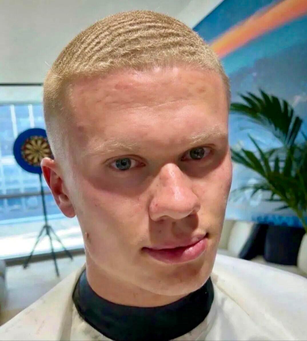 短发哈兰德将对阵巴西哈兰德大战巴西前理发💇♂️哈兰德理发，最主要的原因可能是怕