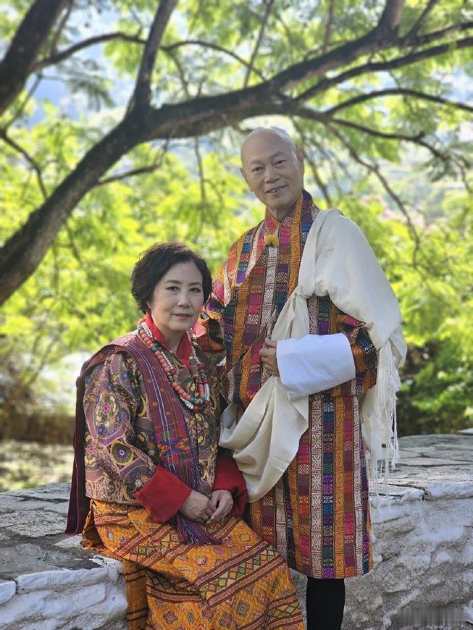 汪明荃罗家英不丹补拍结婚照~依旧甜蜜！ 