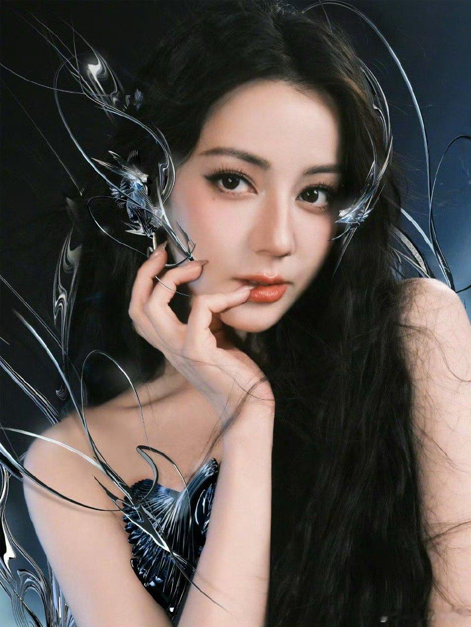 迪丽热巴成团概念照 成团氛围直接拿捏！未来造型+拽姐气场，每一帧都在说“成团我可