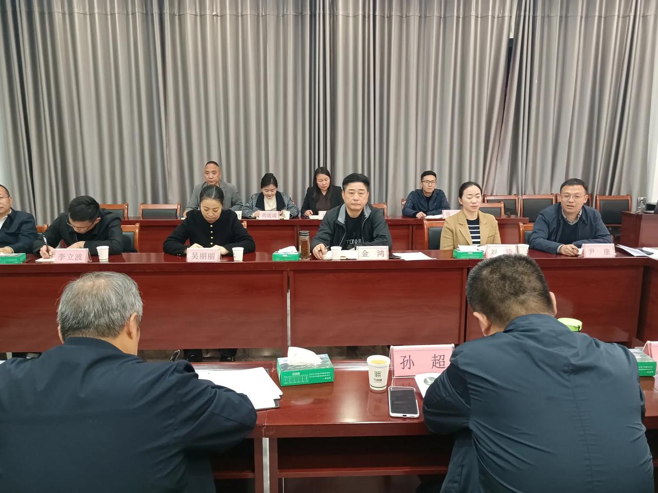 平邑的发展空间在哪里在于利用优势资源，比如金银花、罐头、机械加工、制药等优势，同