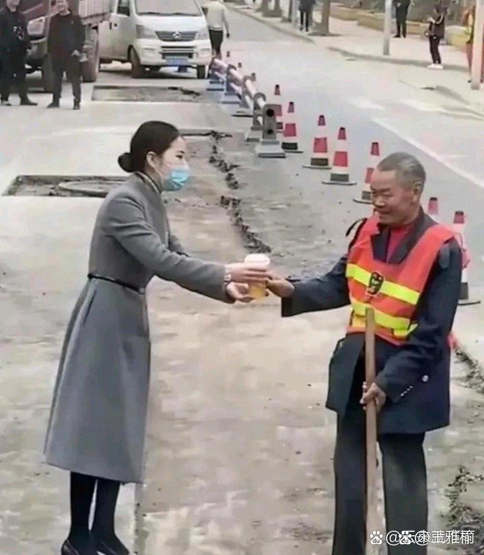 看第一张图觉得感动，看第二张图...