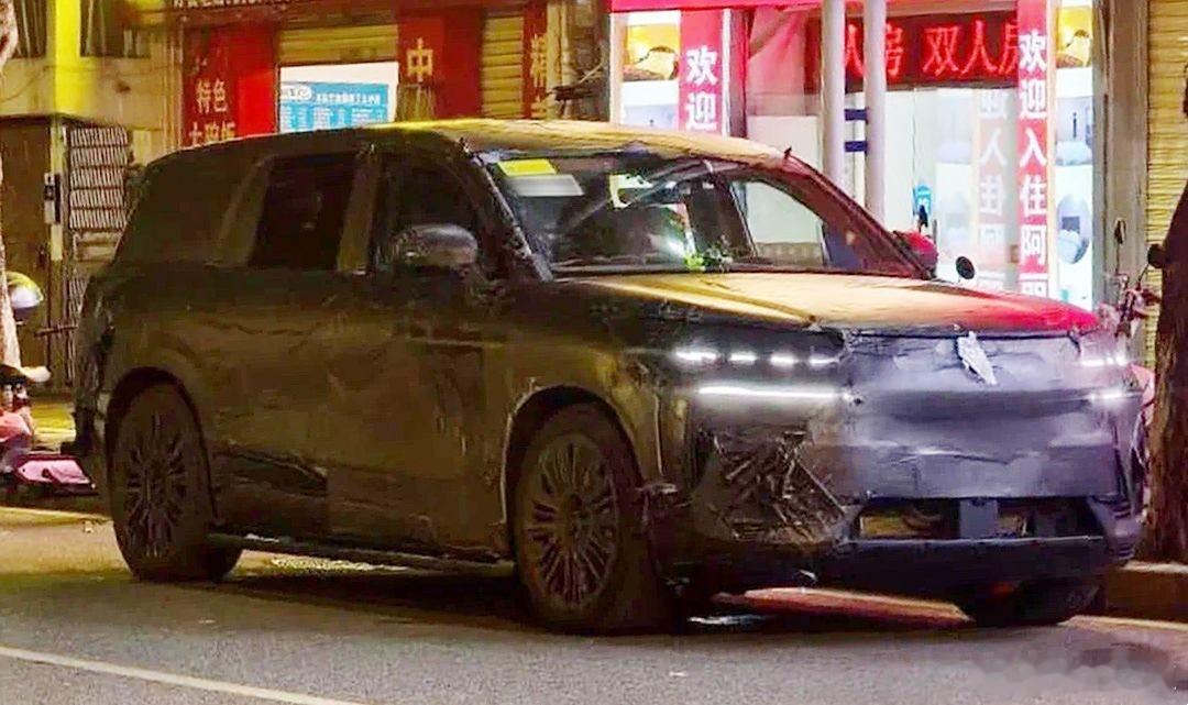 #懂车之道讯#​日前，腾势旗舰SUV车型腾势N9最新谍照曝光，与之前的谍照相比，