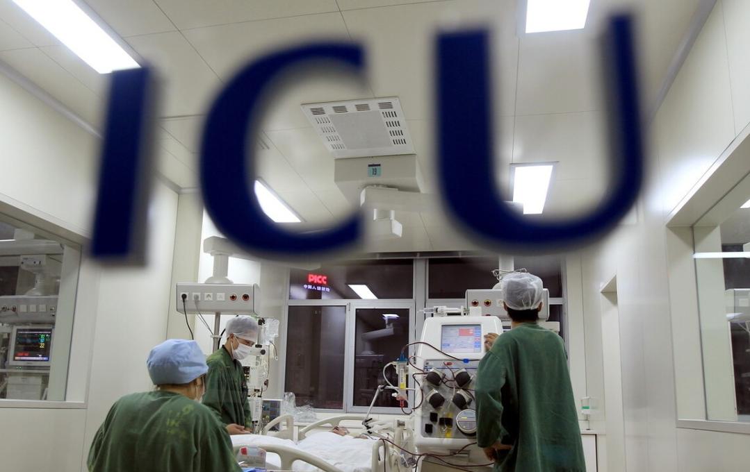 人在icu没隐私…


那天我躺在ICU，二十岁，鼻子插着管子，嘴里塞着胃管，像