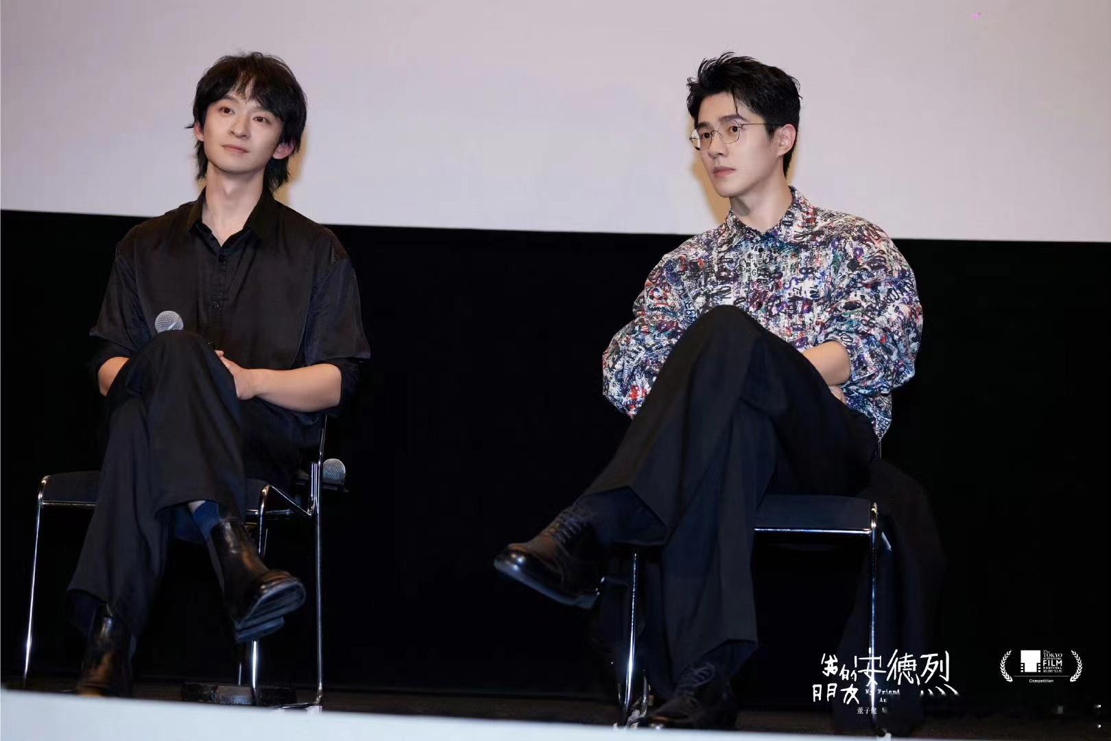 #刘昊然董子健 脚的动作不会骗人# 好伟大的一张图看看我发现了什么！不嗑对不起自