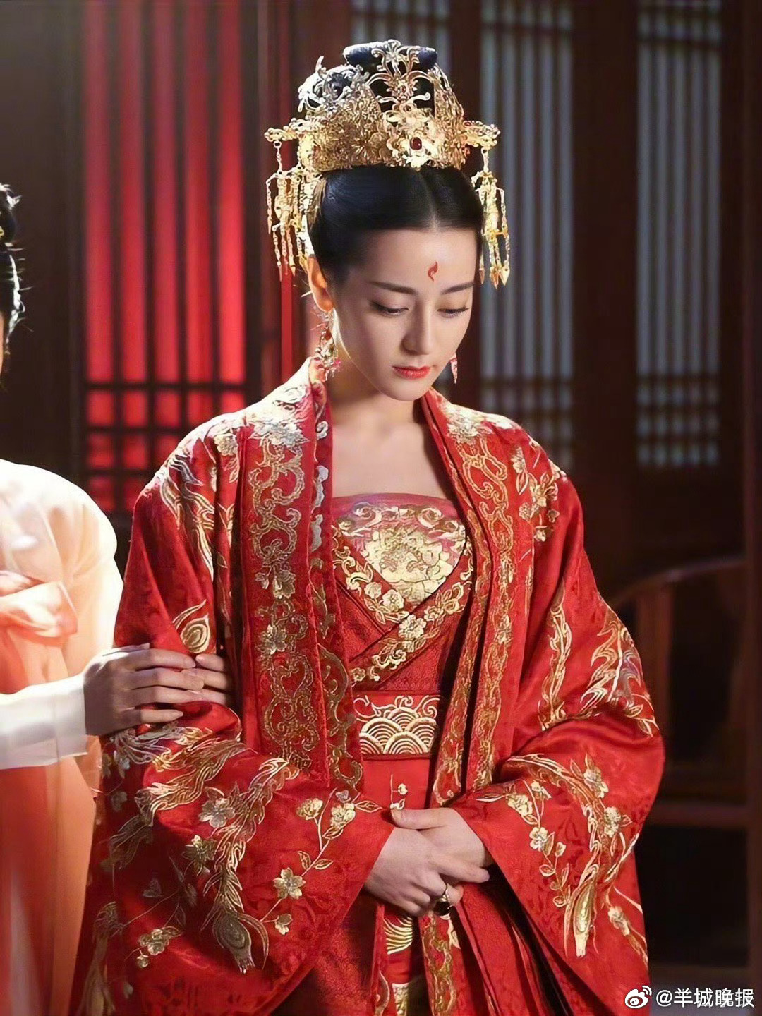 【哪部剧中的凤冠霞帔最有古意韵味】在古装剧的锦绣世界里，凤冠霞帔从来不止是婚嫁华