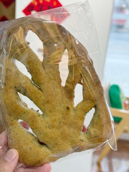 普罗旺斯香草树叶面包，无糖低油，油是橄榄油，非常健康。是佛卡夏面包的亲...