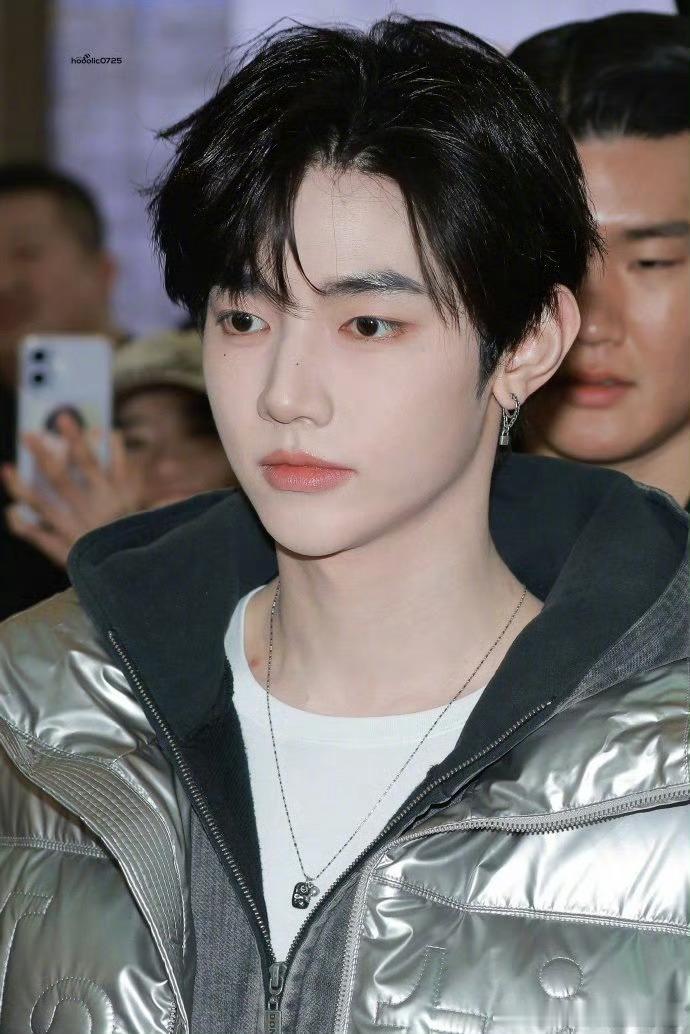 章昊出发前往微博之夜 这颜值应该无可挑剔了吧？ 