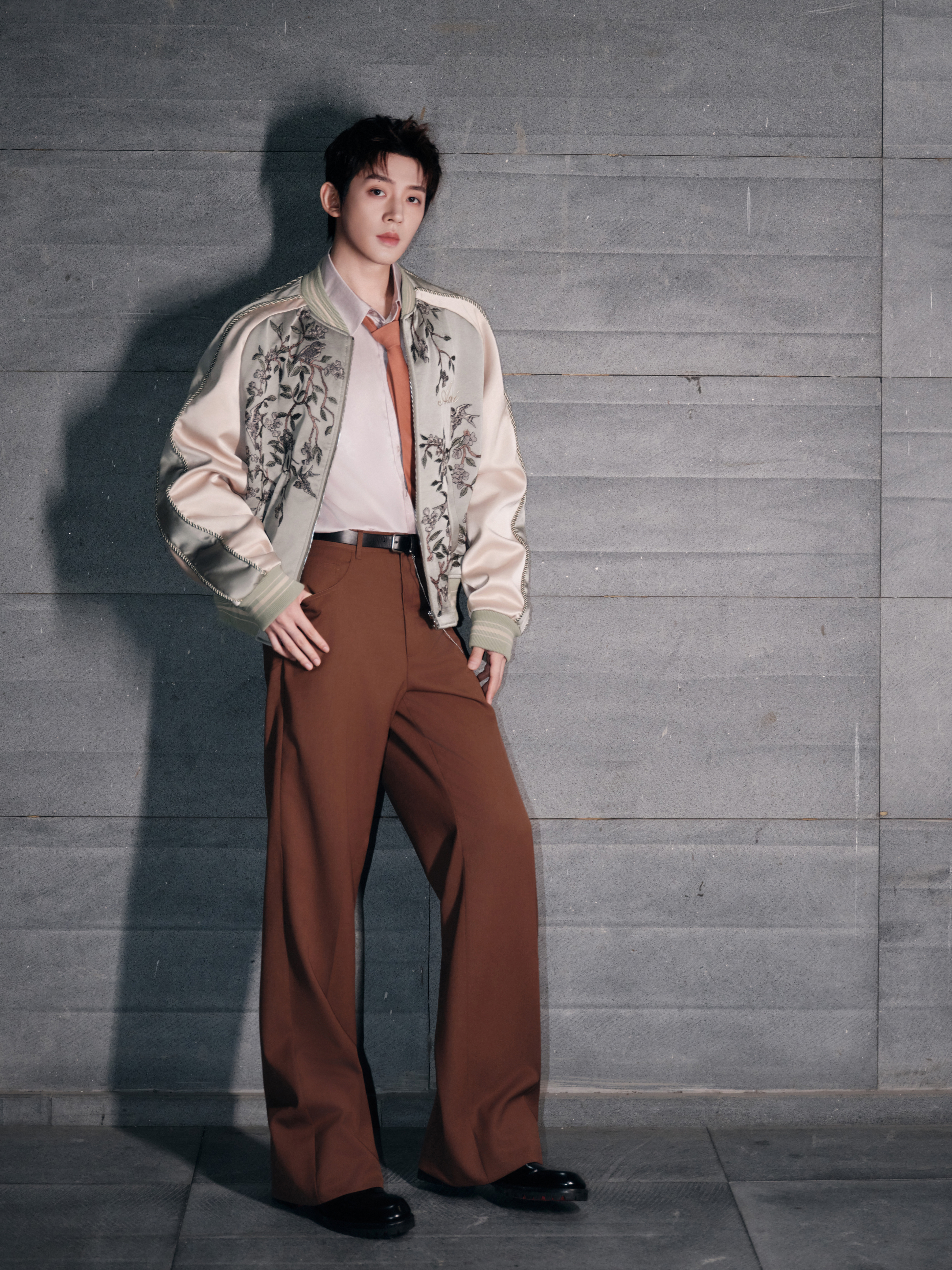 邓为 in 𝗔𝗺𝗶𝗿𝗶 📸来自全新造型大片，身穿 Amiri 202