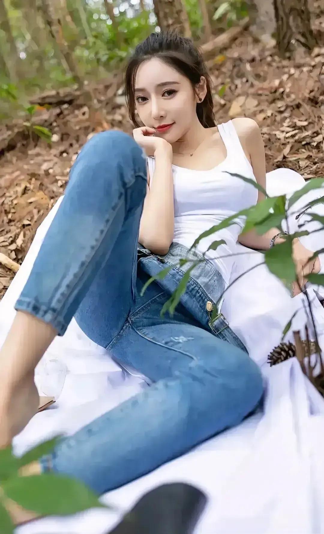 瑶瑶，超美女人，紧身牛仔裤，在野外游玩生活照，毫无修饰，随性大方