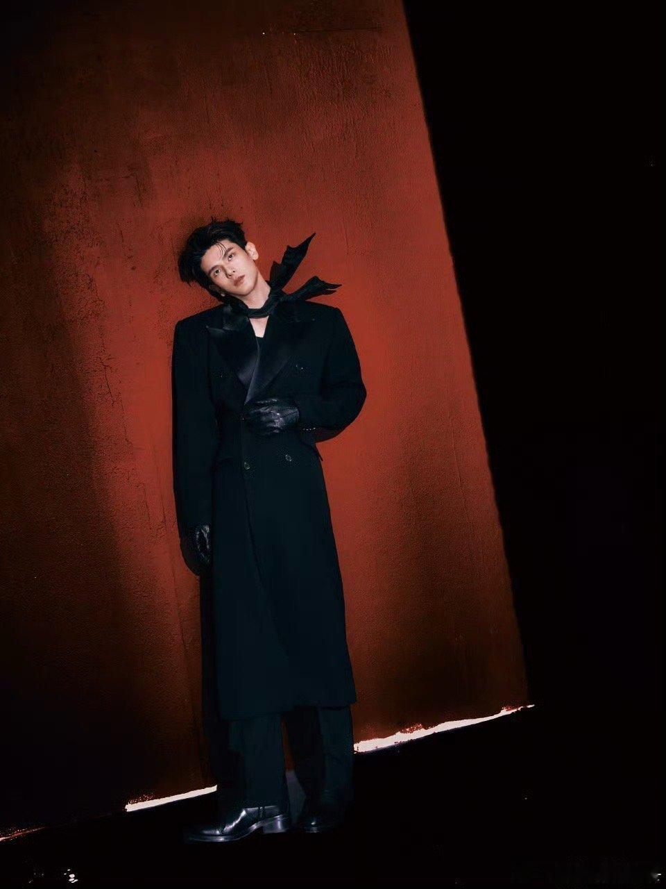 这次的暗夜伯爵造型真的很出彩，黑长收腰大衣勾勒出修长身形，脖颈间的飞巾随风飘动，