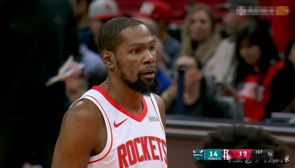 失误已经成了火箭巨星杜兰特的家常便饭！在今天火箭主场迎战黄蜂的比赛中，目前双方半