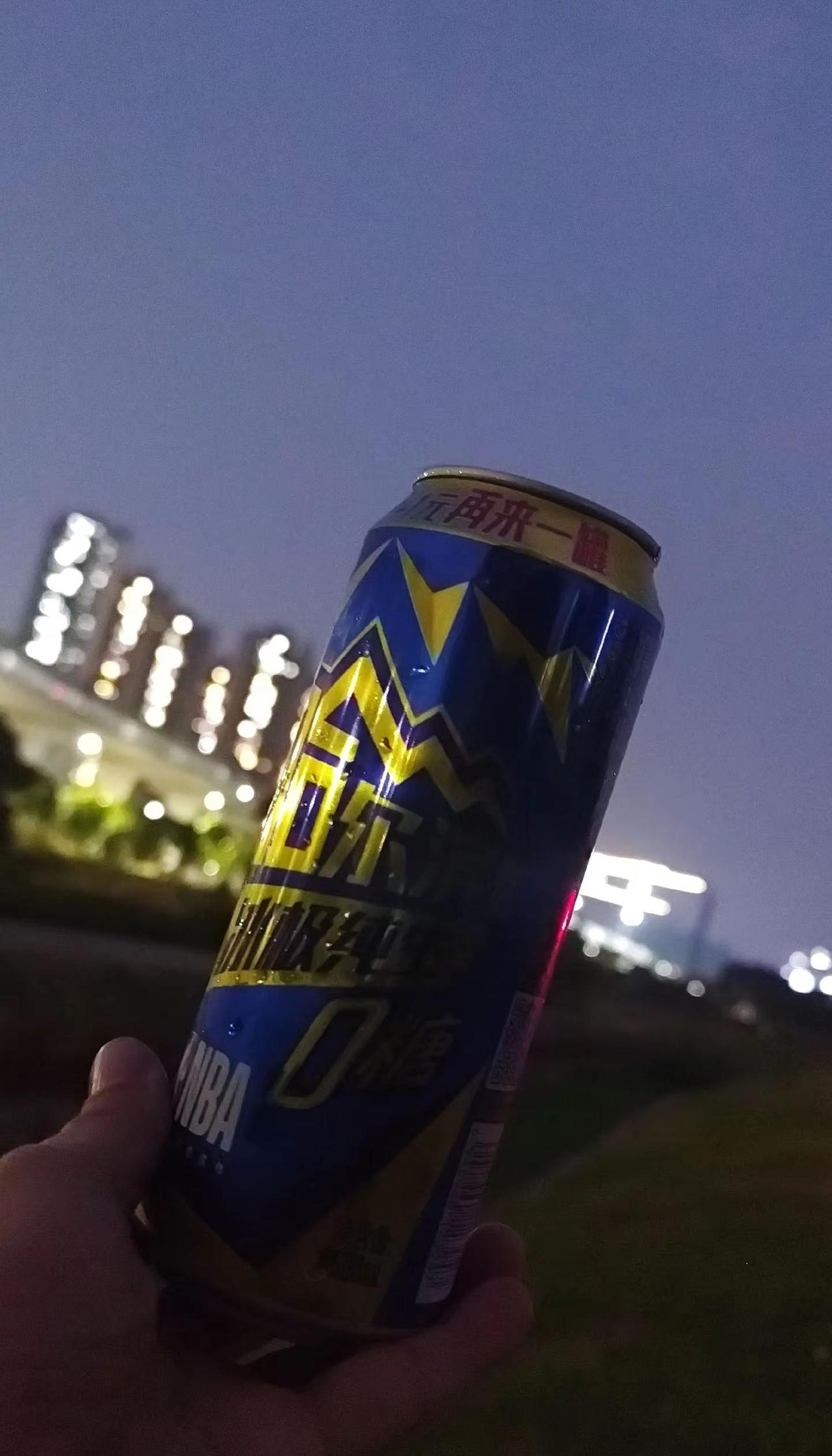 找个安静地方喝一点。烟我是一点不碰，酒可以适当喝一小瓶就好。自由不是放纵吃喝玩乐