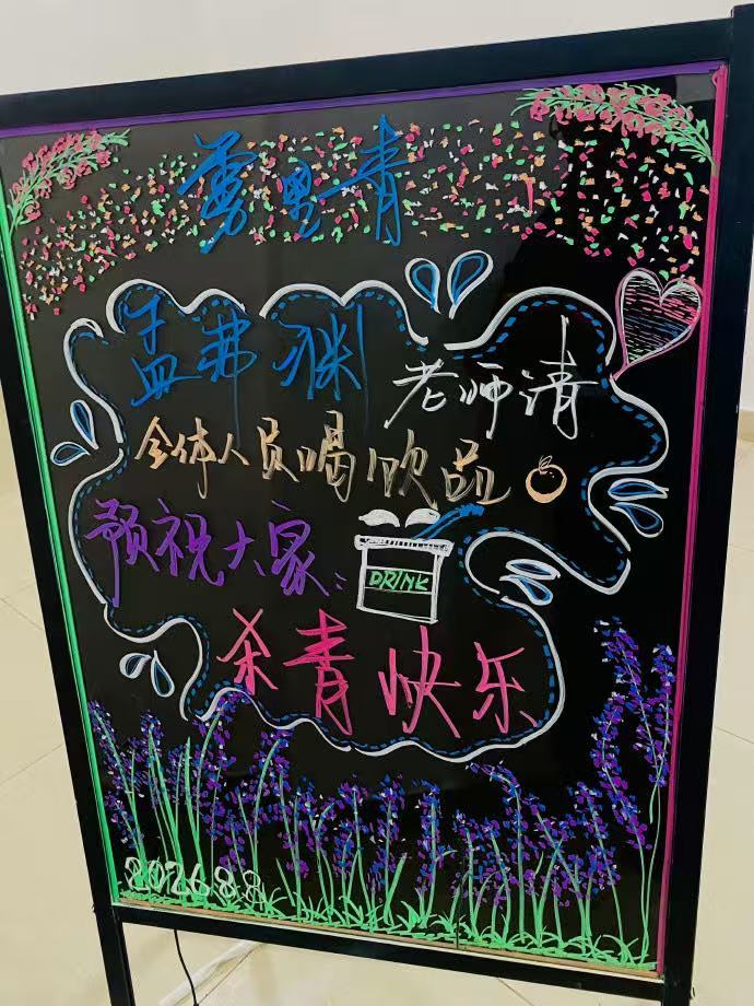 李现请雾里青工作人员喝饮品李现请雾里青工作人员喝饮料  祝雾里青杀青大吉~期待和