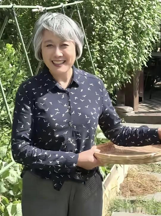 汪文华老师如今71岁了，头发已然花白，隐居乡间过悠闲田园日子。虽说年岁渐长青丝变