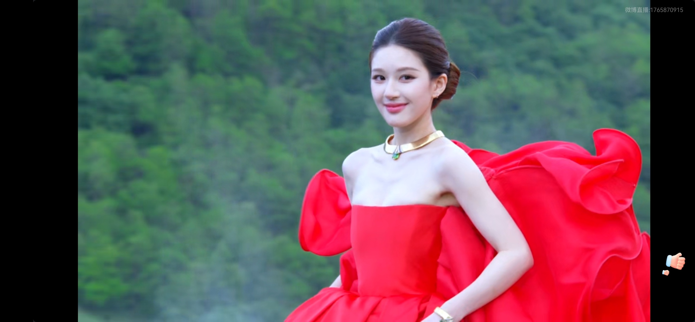 赵露思vogue红毯直播截图，这裙子正面报看，侧面很美 
