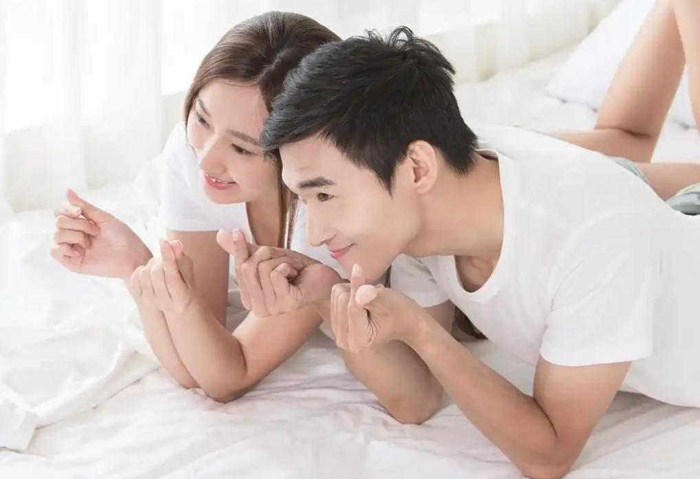 最近一起案件让人五味杂陈：一男子分手后散布未婚妻不雅视频，最终自己坠楼身亡。
首