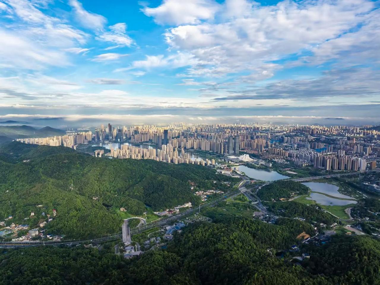 长沙入选2025年度中国会展业十大网红城市 产业消费双驱彰显城市活力
 
202