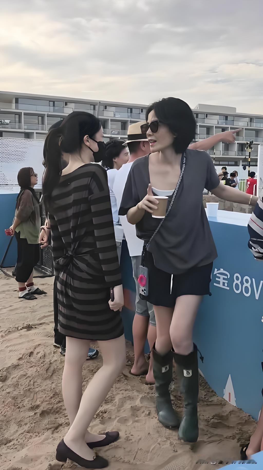 阿那亚虾米音乐节上，王菲带着李嫣低调现身VIP区，专程来给窦靖童的演出撑场。当天