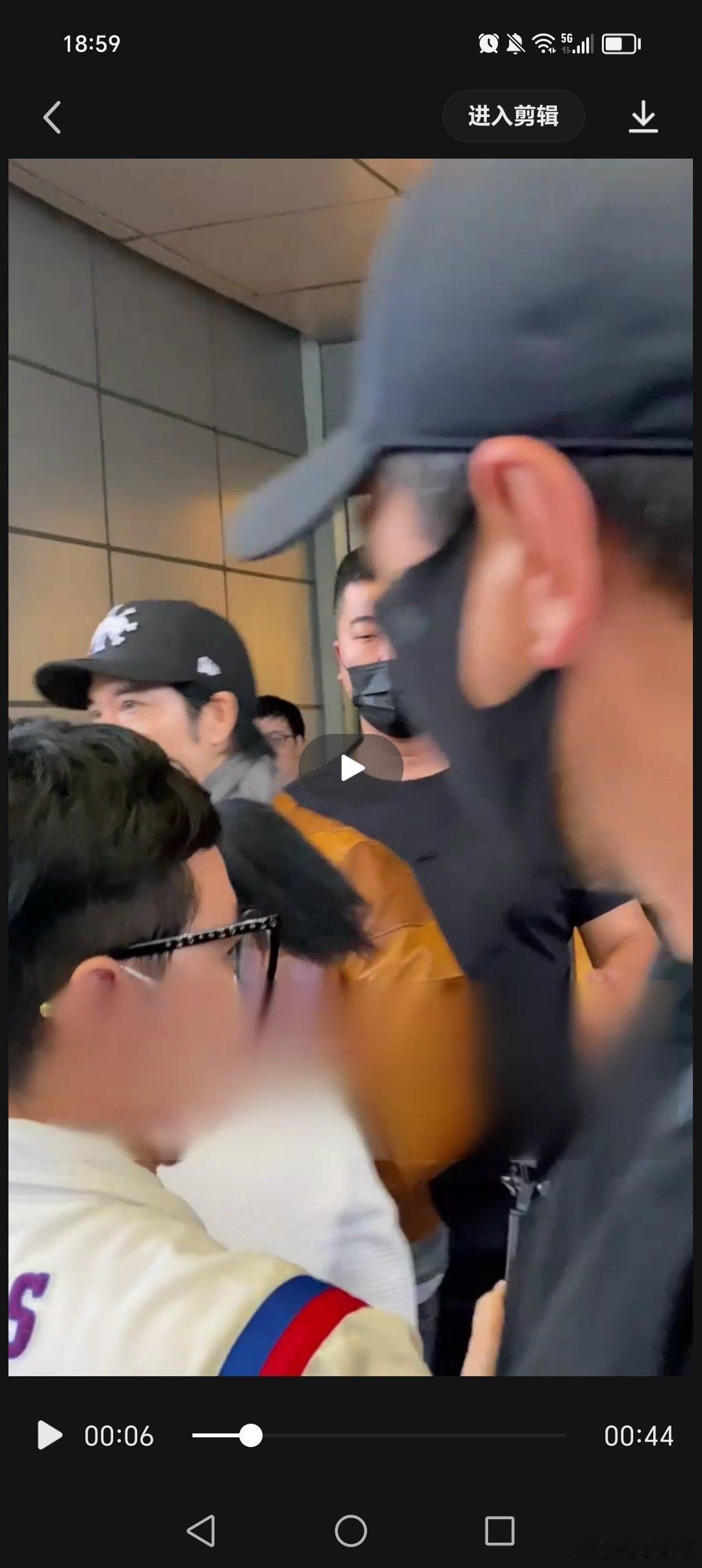 【王力宏抵达南宁，粉丝热情接机，宠粉行为获赞】 王力宏平安到达南宁啦！10月1日