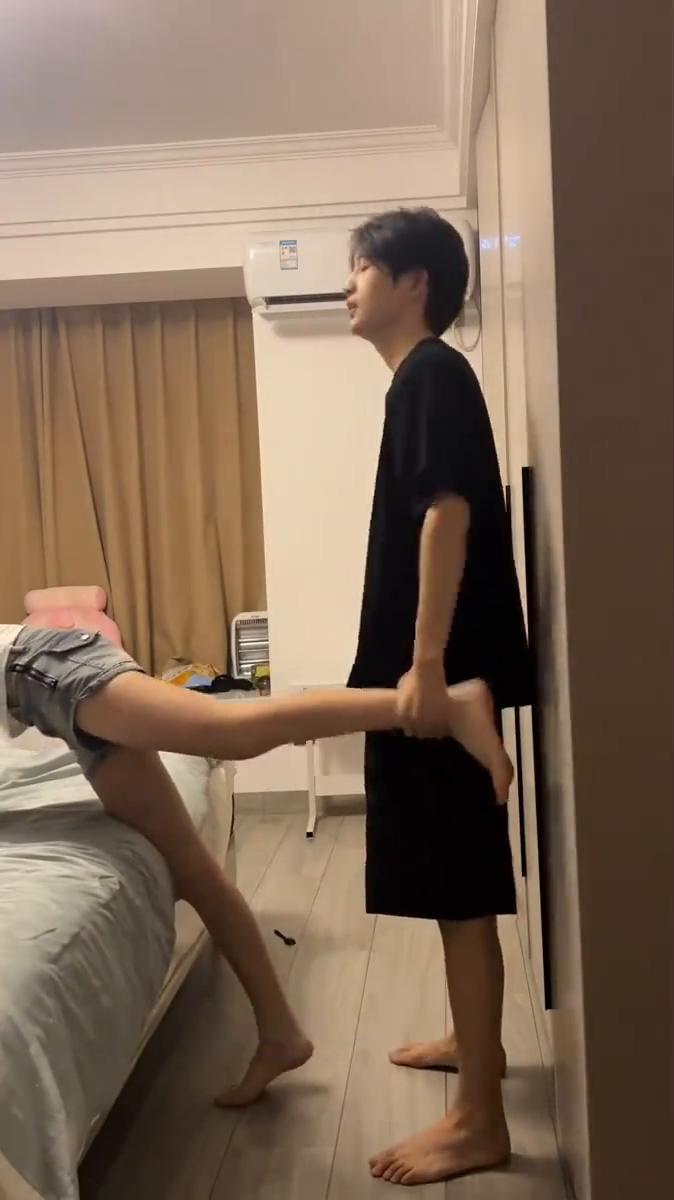 情侣升温小游戏。
老公，你把我脚抬起来。抬高一点，抬高了，抓稳。
