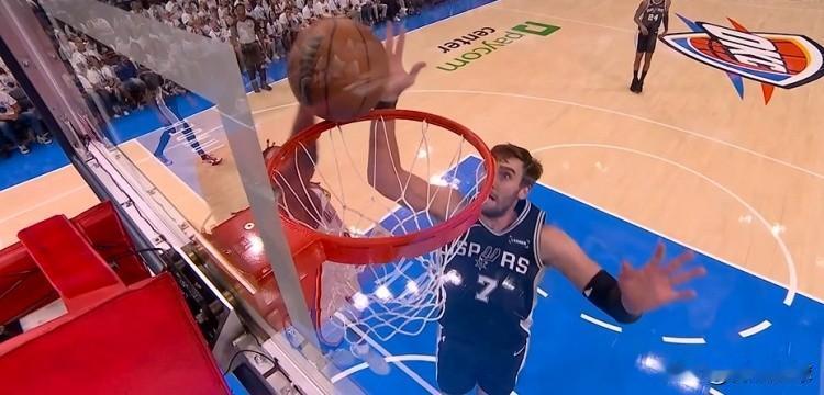 连续误判！北京时间5月27日，雷霆对阵马刺的NBA西决天王山之战正在进行，雷霆队