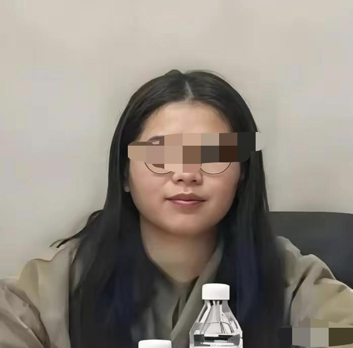 停职！

长沙体育局的女干部彭某某，1995年出生，才31岁，确实很年轻啊，怪不
