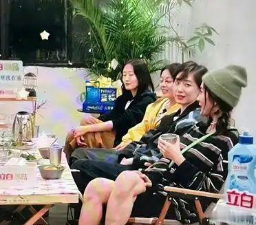 杨幂腿长有多夸张大家可能不知道…她跷二郎腿两只脚都能着地的… 